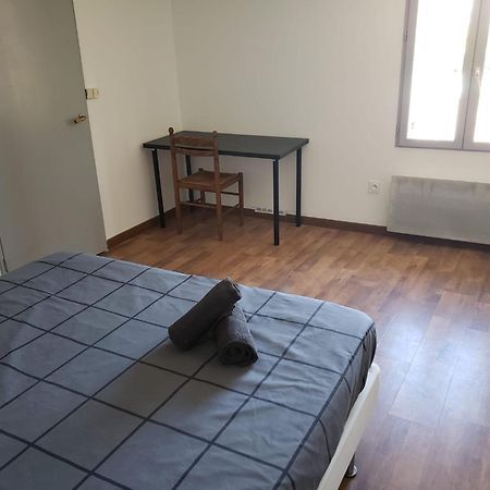 Chambres Meublees Et Spacieuses L'Isle-Jourdain  Room photo