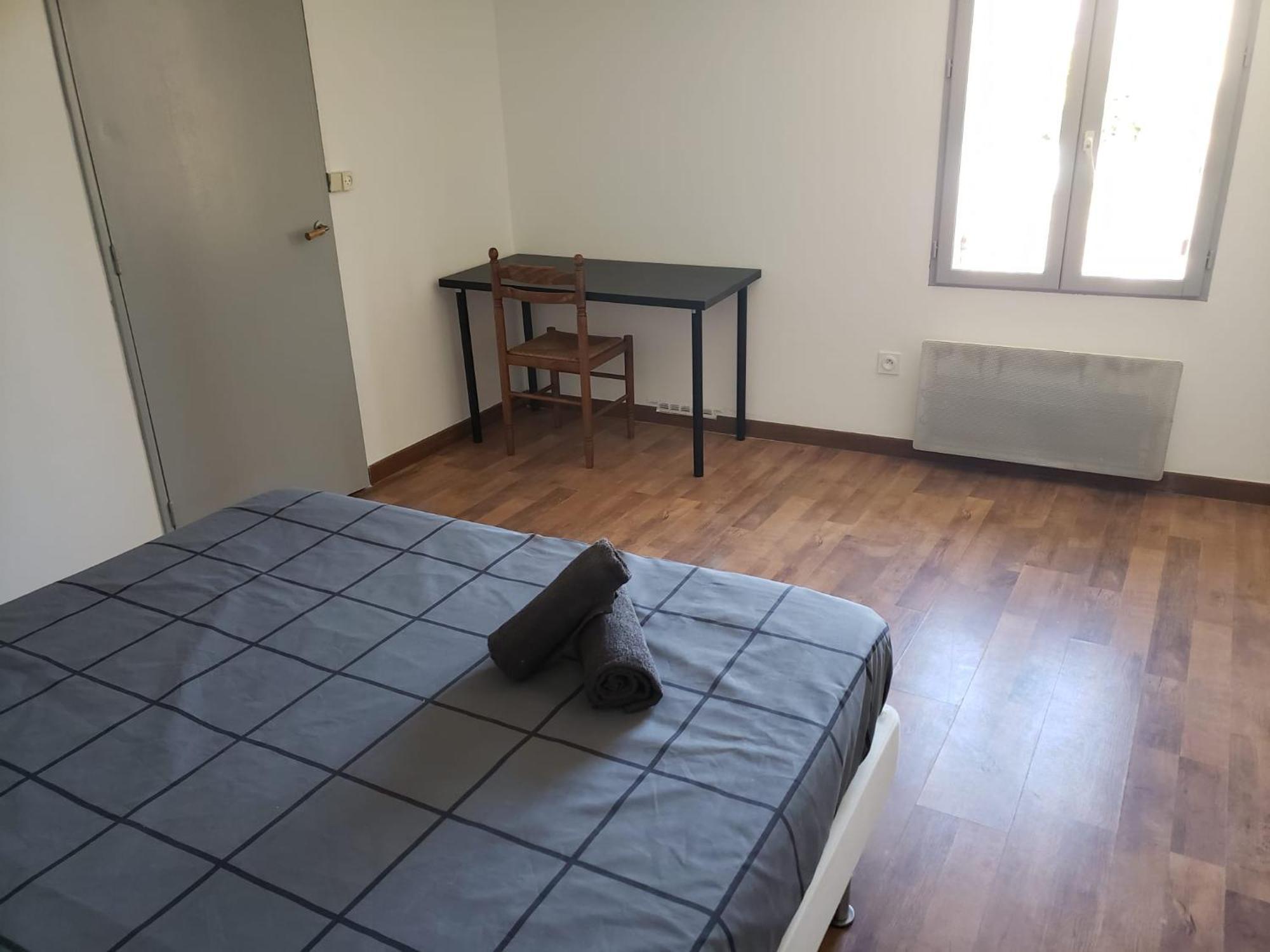 Chambres Meublees Et Spacieuses L'Isle-Jourdain  Room photo
